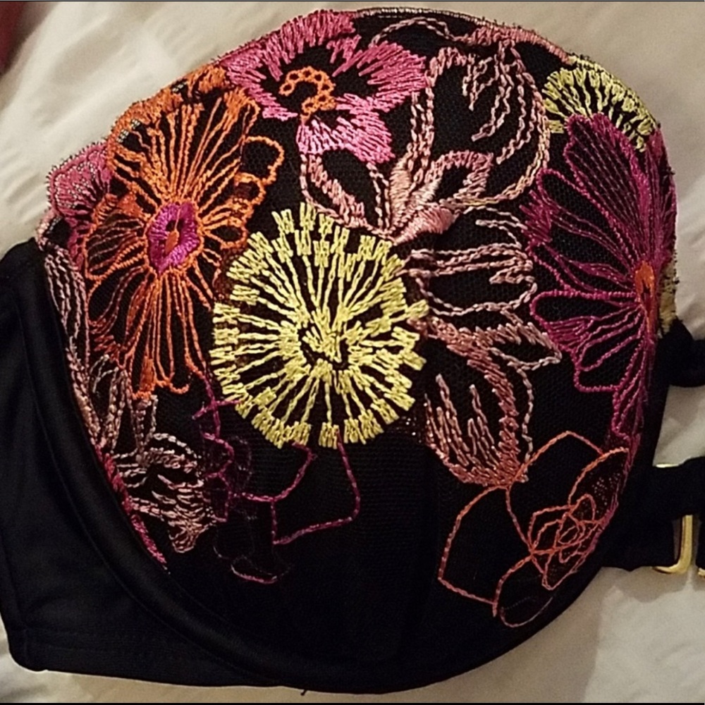 Free with bundle -Embroidered Floral Bikini Top - Picture 2 of 4